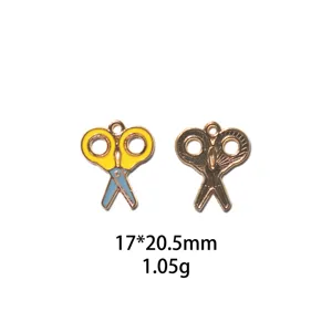 Gros plan du charm pendentif en alliage émaillé ciseaux mignon, artisanat et texture fins.