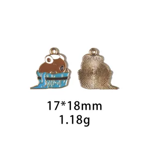 Gedetailleerd aanzicht van schattige capybara emaillen hanger, 17x18mm, perfect voor DIY sieraden.