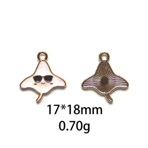Detailweergave van schattige zonnebril pijlstaartrog emaille DIY sieraden hangertje 17x18mm