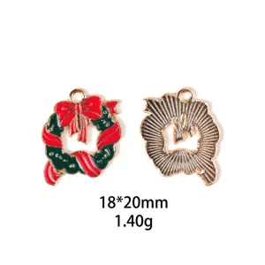 Vue détaillée du pendentif couronne de Noël en métal avec émail rouge et vert pour bijoux DIY.
