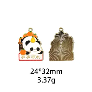 Vue détaillée du joli pendentif en métal émaillé motif panda et kaki pour bijoux et loisirs.