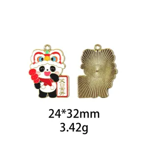 Gros plan détaillé du pendentif en alliage panda style chinois, émail et dos texturé.