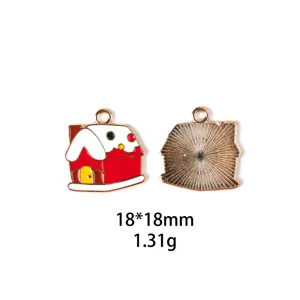 Pendentif en émail métal maison de Noël détail montrant le design avant et le dos texturé