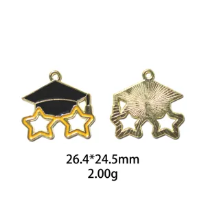 Vue détaillée du pendentif chapeau de remise des diplômes en alliage émaillé.