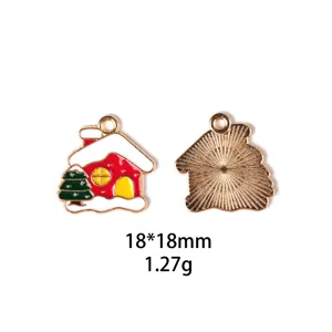 Vue détaillée du pendentif maison de Noël, charme émaillé en alliage 18x18mm, 1,27g.