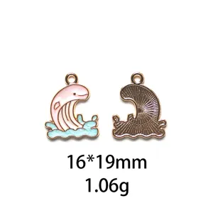 Detail van walvis emaille bedel, schattige oceaan thema hanger voor DIY sieraden maken.