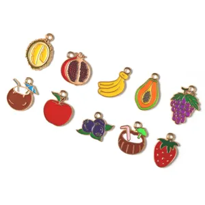 Détails en gros plan de divers charmants pendentifs émaillés de fruits d'été pour DIY.