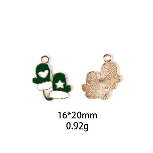 Détail de breloque gant de Noël, finition émail métallique, taille 16x20mm, pièce DIY.
