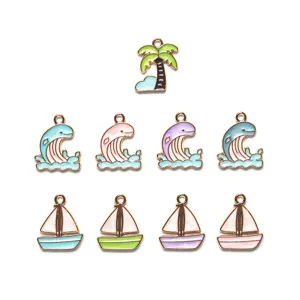 Gedetailleerde opname van zomer oceaan legering emaille walvis zeilboot hangers voor DIY sieraden.