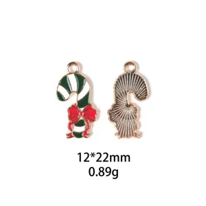 Pendentif canne de sucre en métal émaillé de Noël vue détaillée, idéal pour la bijouterie DIY.