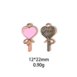 Gros plan détaillé de charmants pendentifs émaillés cœur sucette, parfaits pour bijoux DIY.