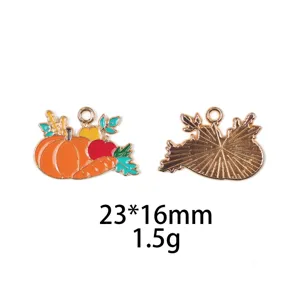 Detailopname van de Thanksgiving pompoen geëmailleerde legering bedel met dubbelzijdig.