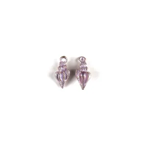 Gros plan sur le détail du pendentif en alliage de coquillage violet pour fabrication de bijoux.