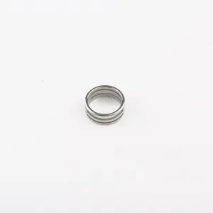 Anello in metallo di acciaio inossidabile accessorio gioiello DIY vista dettaglio artigianato.