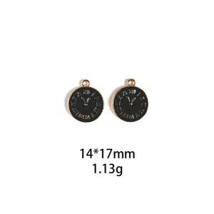 Gros plan détail du pendentif cadran d'horloge double face en alliage goutte d'huile