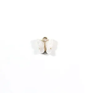 Détail de pendentif papillon en résine blanche métal pour accessoires de bijoux DIY.