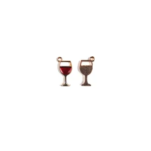 Ciondoli in metallo a forma di bicchiere di vino dorato con smalto rosso per gioielli e portachiavi.