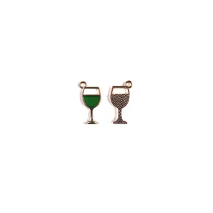 Dettaglio in primo piano del pendente charm per gioielli DIY in lega smaltata a forma di calice.