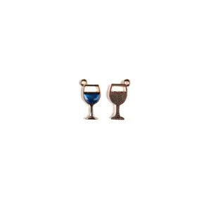 Primo piano del ciondolo in metallo a forma di bicchiere di vino con smalto perlato blu per gioielli.