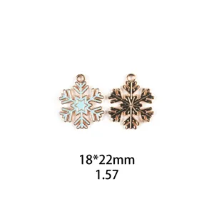 Vue détaillée du pendentif flocon de neige en alliage avec émail bleu raffiné.
