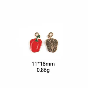 Détail de pendentif en alliage émaillé de poivron rouge, bijou de légume charmant.