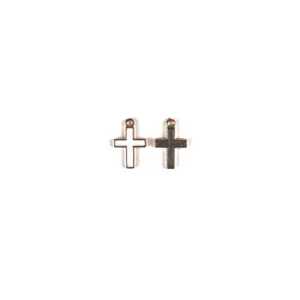 Vue détaillée de pendentifs croix en alliage, émaillés blanc et foncé pour bijoux DIY.