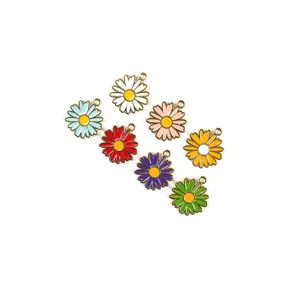 Gros plan de charms en métal de fleurs de marguerite émaillées colorées pour bijoux DIY.