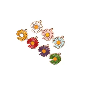 Gros plan détaillé de pendentifs marguerites en émail coloré, breloques pour bijoux DIY.