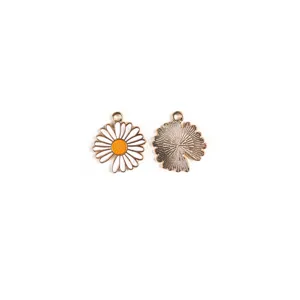 Détail du pendentif fleur de marguerite en émail montrant la texture avant et arrière.