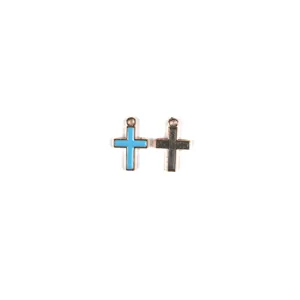 Gros plan de pendentifs croix, alliage et design emaille, ideal pour creer des bijoux.