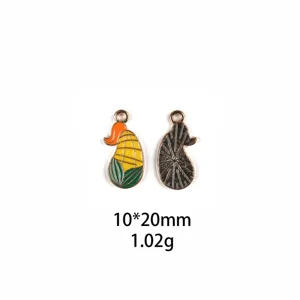 Vue détaillée de charmant pendentif en émail de maïs, idéal pour la fabrication de bijoux.
