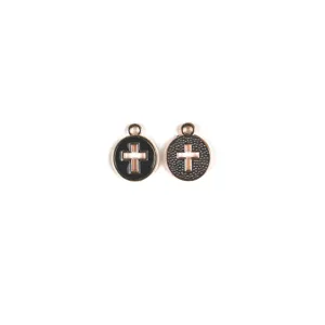 Gros plan de deux charms pendentifs croisés en alliage rond avec huile noire et finition texturée.