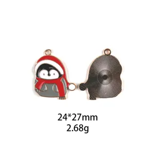 Vue détaillée du pendentif en alliage émaillé avec motif pingouin de Noël, recto et verso.