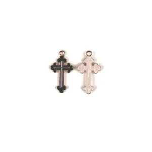 Vue détaillée de pendentifs croix en alliage pour fabrication de bijoux et porte-clés DIY.