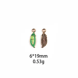 Vue détaillée du pendentif en alliage émaillé gousse de pois verte, taille 6x19mm et poids 0,53g.