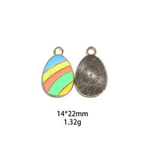 Paasei geëmailleerde legering bedel detail, gekleurde strepen voorkant en zonnestraal achterkant.