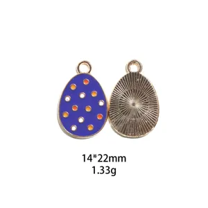 Detailweergave van paasei-legering geëmailleerde bedel, blauw stippenpatroon en metalen achterkant.