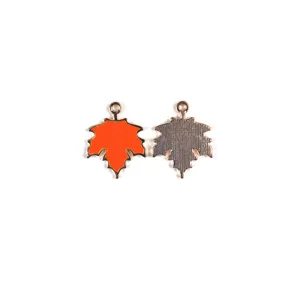 Gros plan sur le pendentif feuille d'érable en émail orange, accessoire de bijouterie DIY en alliage.
