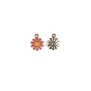Détail de breloque pendentif en alliage émaillé marguerite DIY pour porte-clés et accessoires.