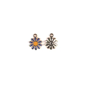 Gros plan détail de pendentif en émail alliage fleur marguerite pour vos bijoux DIY.