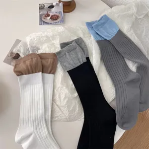 Chaussettes slouch bicolores pour femmes, design en tricot côtelé pour le quotidien.