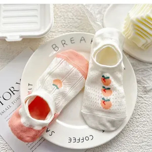 Chaussettes invisibles respirantes pour femme été avec motif pêche mignon et bordure rose vif.