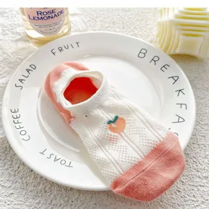 Chaussettes invisibles d'été blanches fines pour femmes détail avec broderie de pêche.