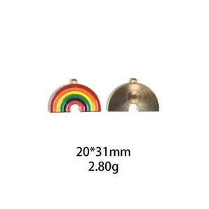 Detailfoto van de emaille regenboog hanger met gekleurde strepen en getextureerde achterkant.