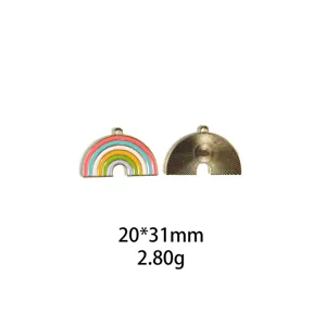 Gedetailleerd overzicht van de schattige regenboog legering druppelolie hanger, 20x31mm en 2,8g.