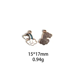 Emaille regenboog wolk legering bedel hanger detailopname voor DIY sieraden en sleutelhangers.
