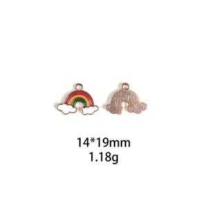 Gedetailleerd overzicht van schattige regenboog emaille legering bedel, DIY sieraden accessoire.