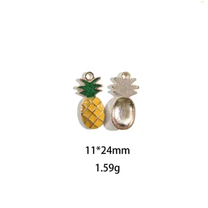 Détail de breloque ananas en émail et alliage, pendentif fruit doré pour bijoux DIY mignons.