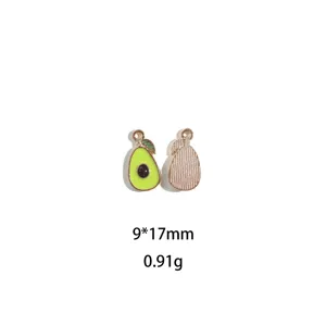 Vue détaillée du charm émaillé avocat mignon, montrant le design coloré et le dos texturé.