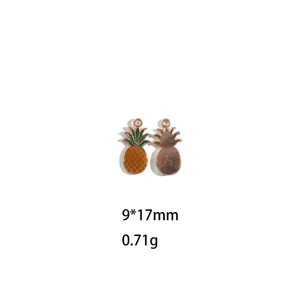 Détail de charme en alliage d'ananas, gros plan sur le pendentif de bijoux DIY 9x17mm émaillé.